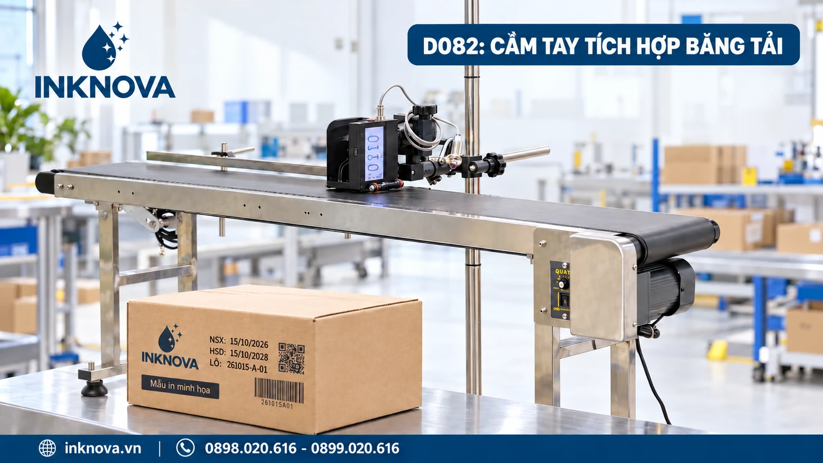 Máy in cầm tay D082 được gá lên trạm băng tải với hướng màn hình theo thân máy